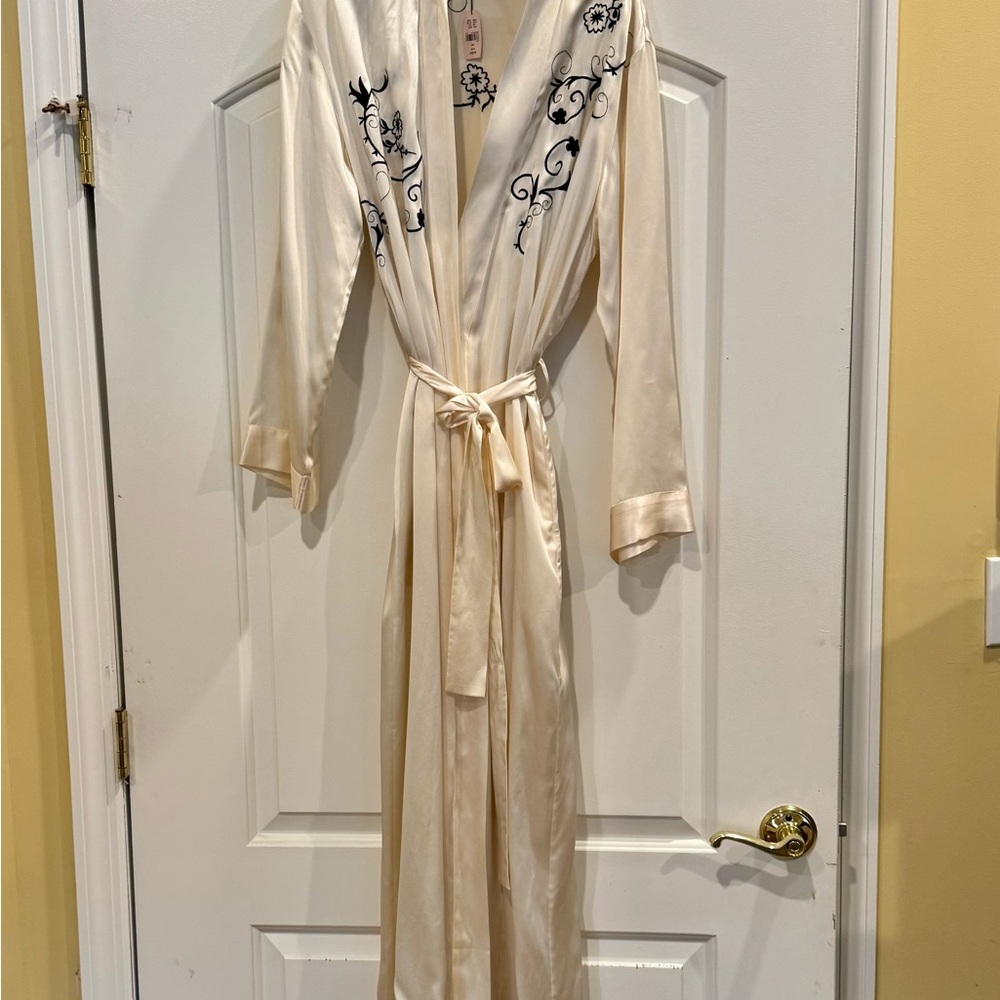 Victoria's Secret Cream silky Satin Robe with Black Floral Accents S/XS